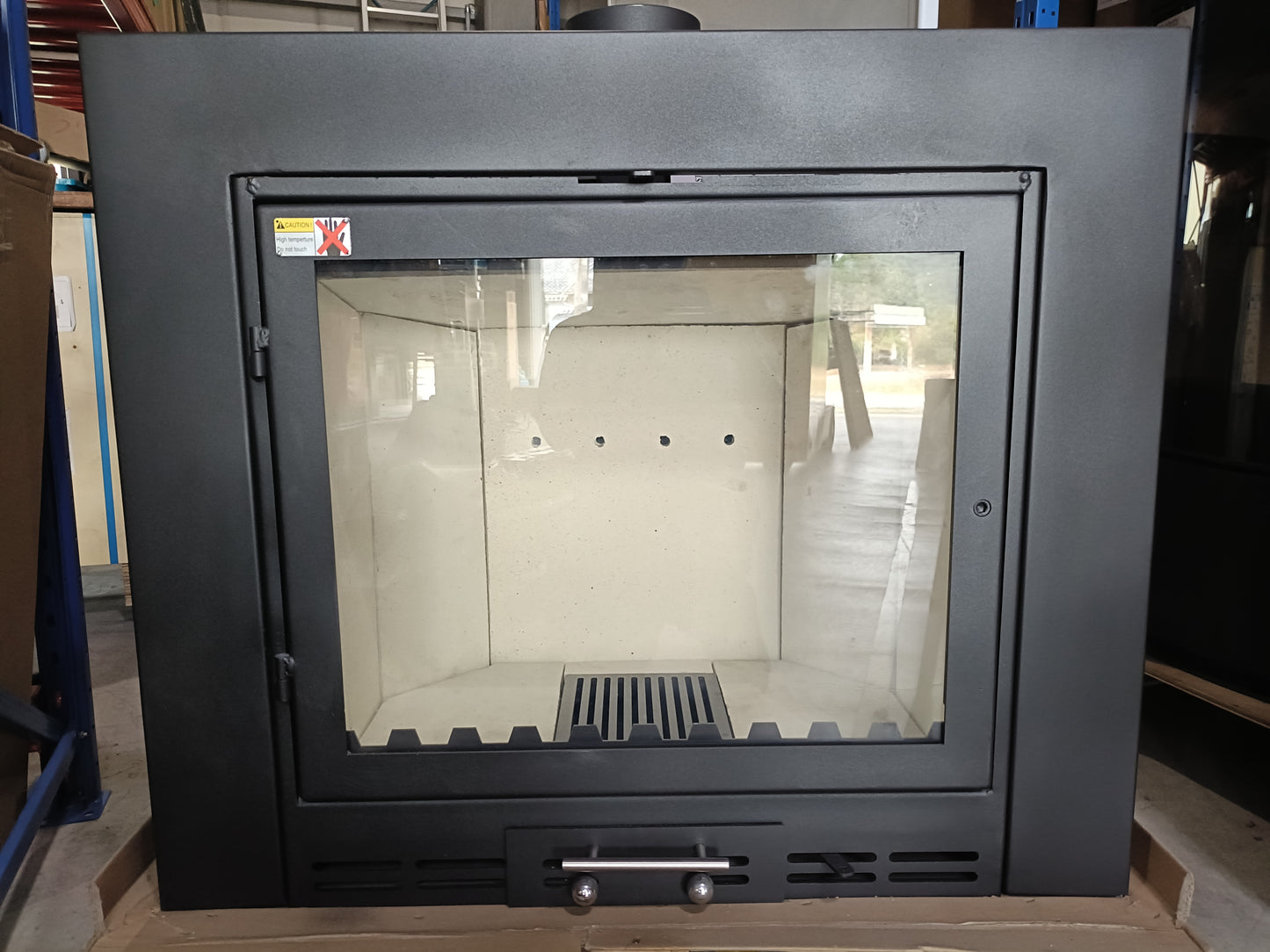 埋込型の薪ストーブ