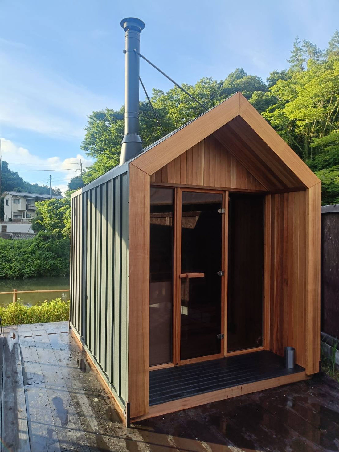 グランピング施設　サウナストーブの煙突施工（兵庫県猪名川町）
