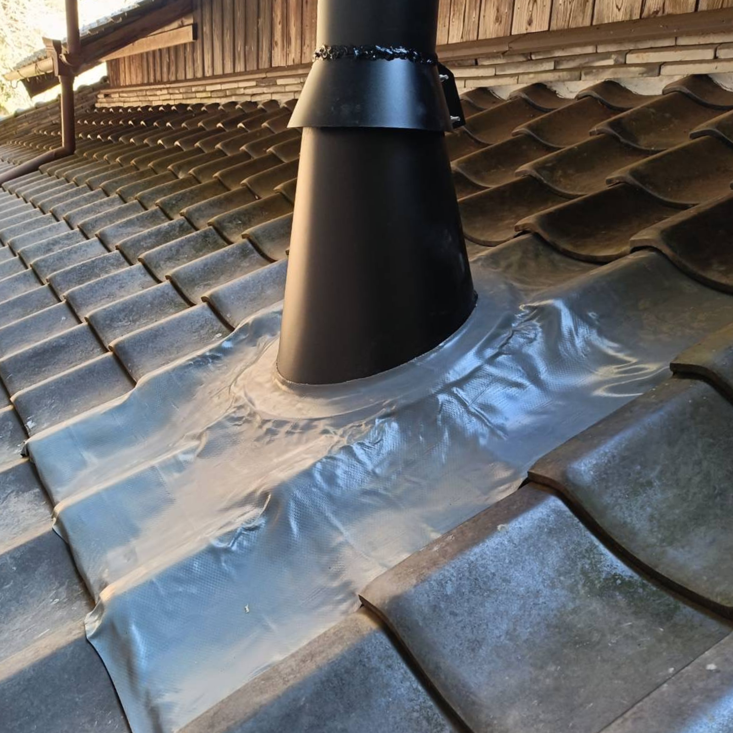 ◎瓦屋根用フラッシング　煙突屋根抜き材　外径175ミリ煙突用　サイズ900×1100